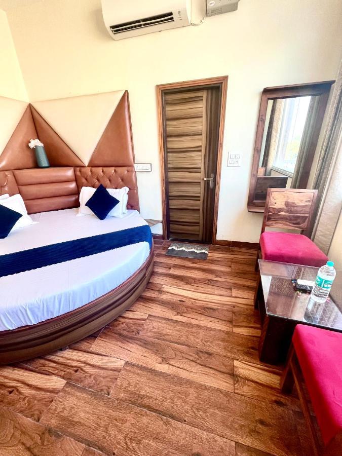 Hotel Woodcrest Zirakpur Chandigarh- Best Family Hotel - Luxurious Rooms - Unit Of Sidham Group Exteriör bild