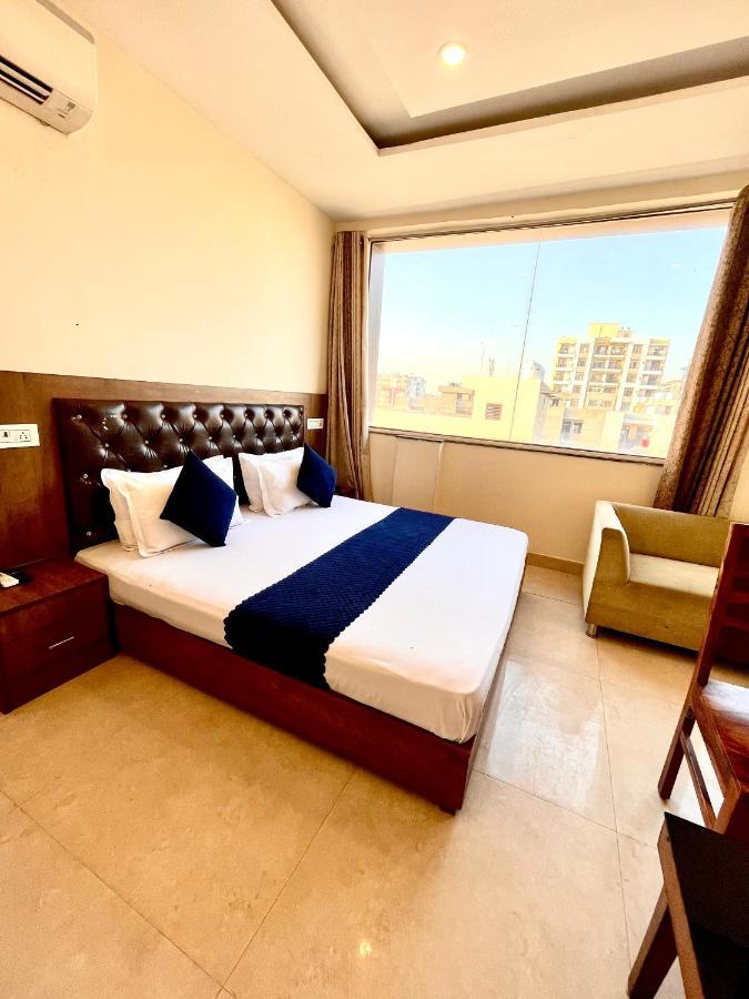 Hotel Woodcrest Zirakpur Chandigarh- Best Family Hotel - Luxurious Rooms - Unit Of Sidham Group Exteriör bild