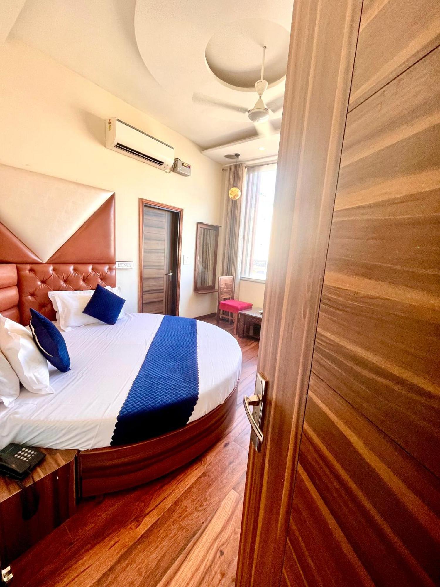 Hotel Woodcrest Zirakpur Chandigarh- Best Family Hotel - Luxurious Rooms - Unit Of Sidham Group Exteriör bild