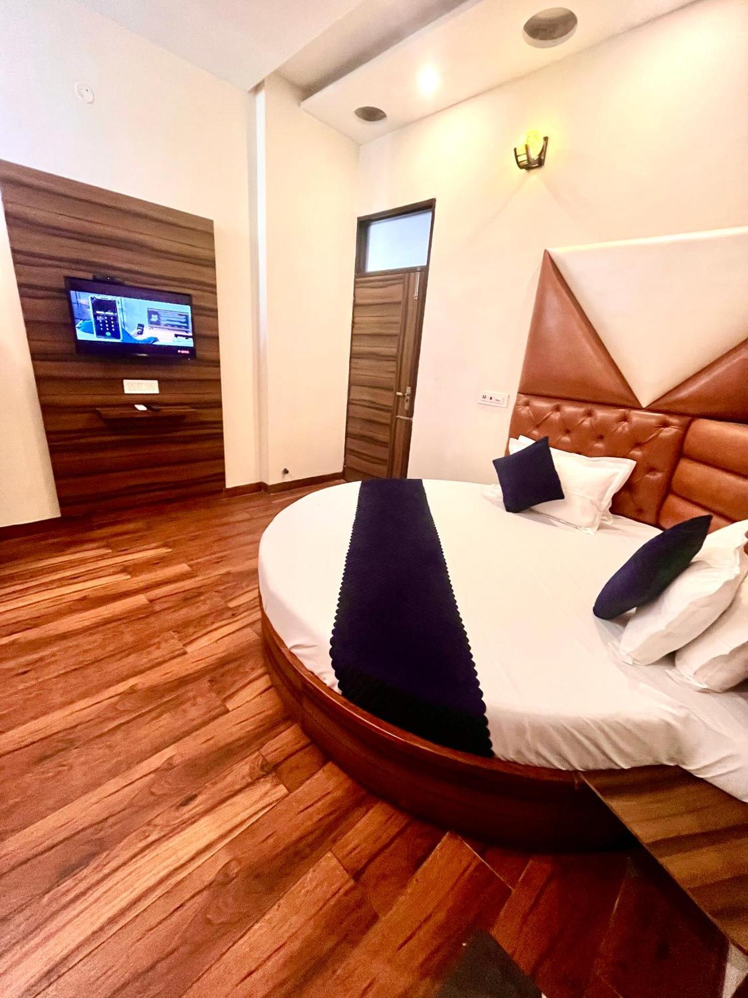 Hotel Woodcrest Zirakpur Chandigarh- Best Family Hotel - Luxurious Rooms - Unit Of Sidham Group Exteriör bild