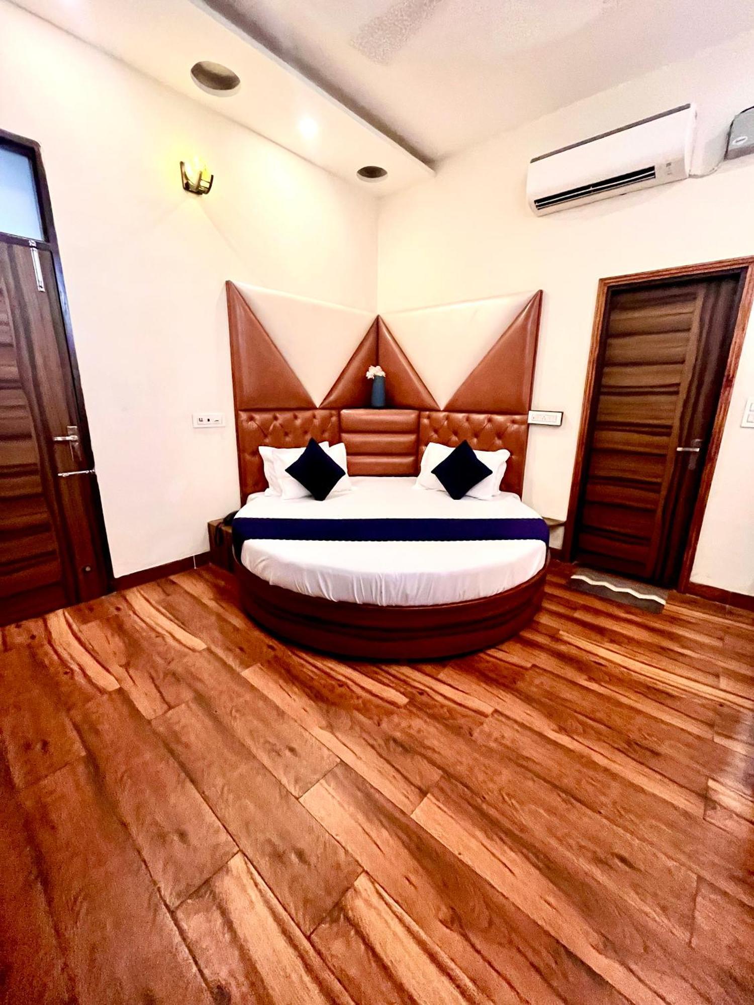 Hotel Woodcrest Zirakpur Chandigarh- Best Family Hotel - Luxurious Rooms - Unit Of Sidham Group Exteriör bild