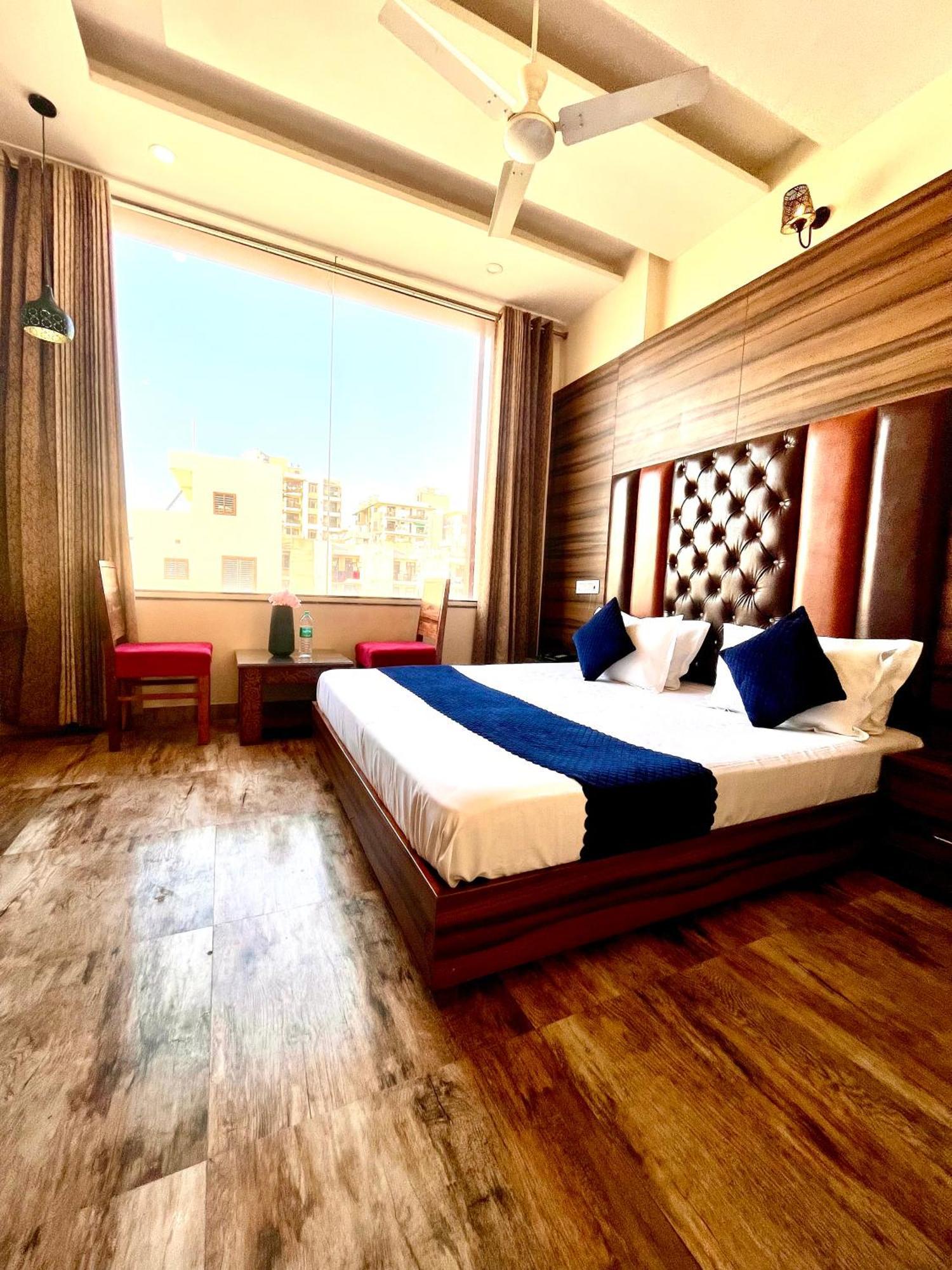 Hotel Woodcrest Zirakpur Chandigarh- Best Family Hotel - Luxurious Rooms - Unit Of Sidham Group Exteriör bild